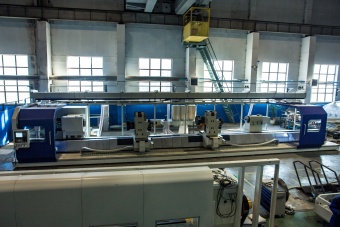Multi-process turning center with carriage crossing mod. CA1350