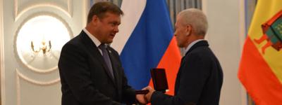 The Governor of the Ryazan Region N. Lyubimov presented an honorary award to S. Pakhomov, an employee of Sasta